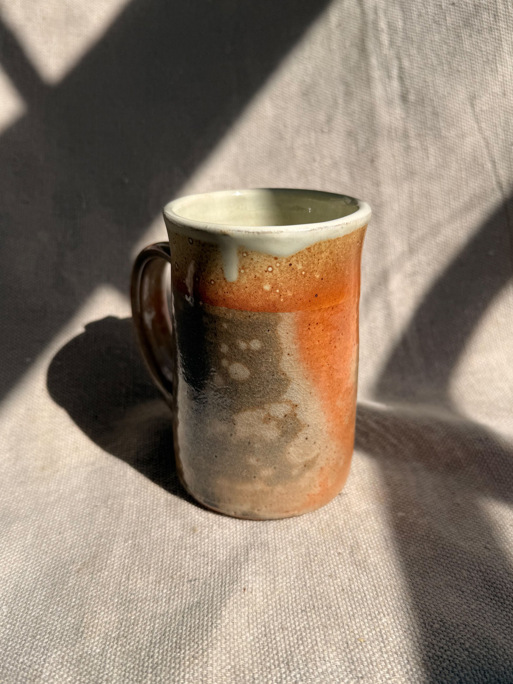 Ceramic mug with a gradient finish on a textured surface