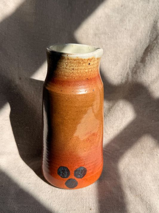 Cylindrical ceramic vase with a gradient finish on a textured surface