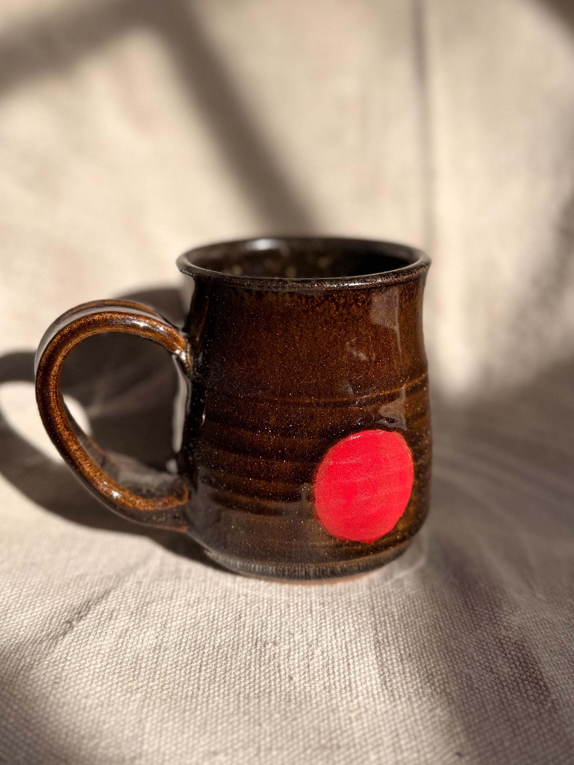 ceramic mug with red line with a canvas backgroud
