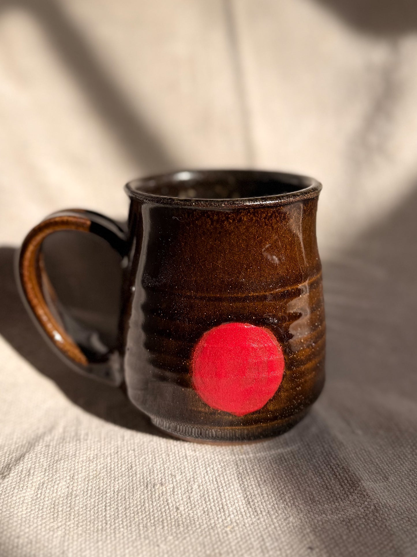 ceramic mug with red line with a canvas backgroud
